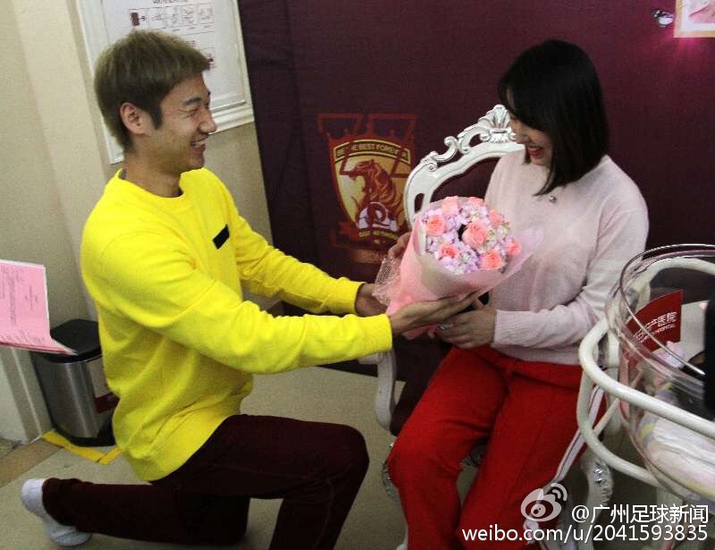 荣昊送花,表达对妻子的感谢.