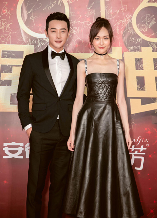 唐嫣抹胸黑裙露美背 获男友亲密揽腰