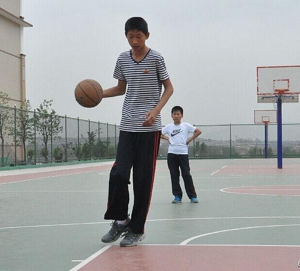 2015年山东省章丘市中小学生篮球赛上一名13岁小学生因为其2米05的