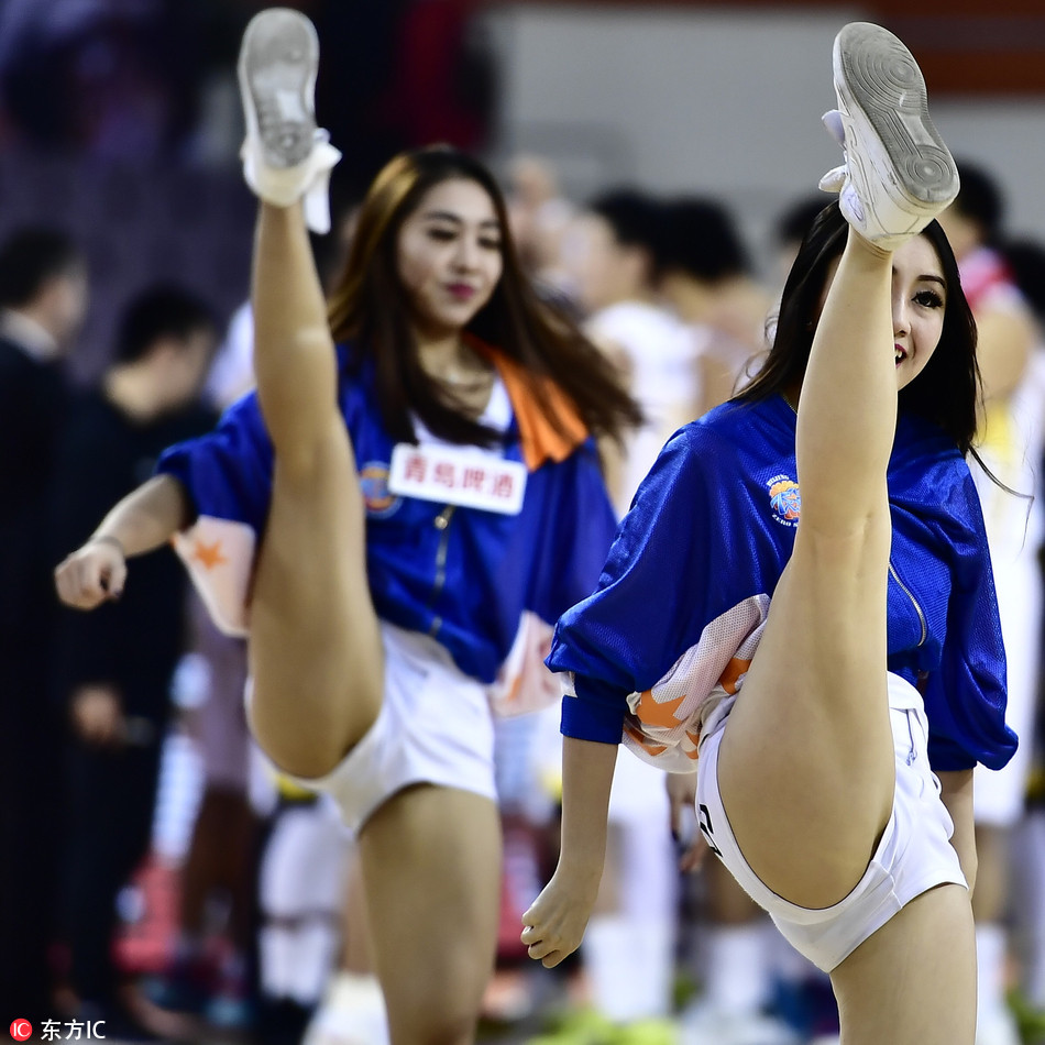 cba宝贝火辣依旧 俯身秀事业线