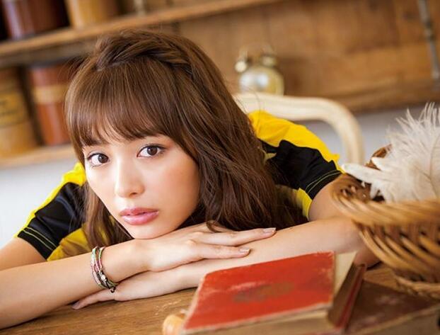 日国脚绯闻女友透视装出镜 姿势撩人