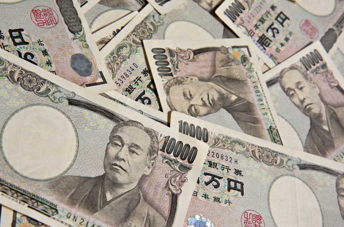 海关关员发现大量叠装整齐的1060万日币现金,折合人民币约64万元