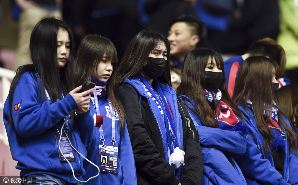 申花负狮吼亚冠出局现场美女球迷落泪