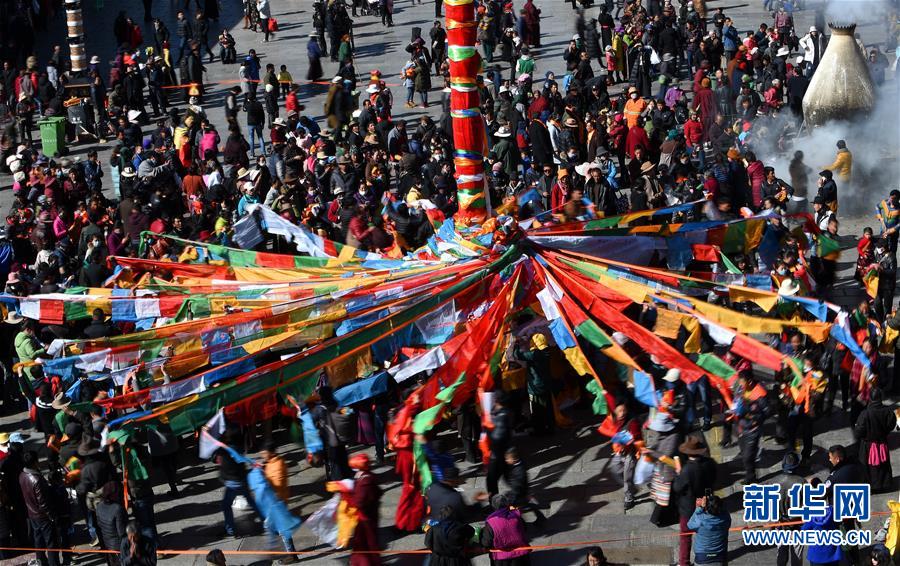 拉萨大昭寺换经幡迎藏历新年