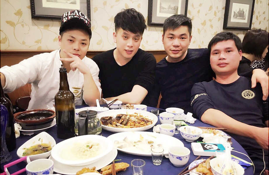 歌手覃桢因过度劳累去世 仅34岁