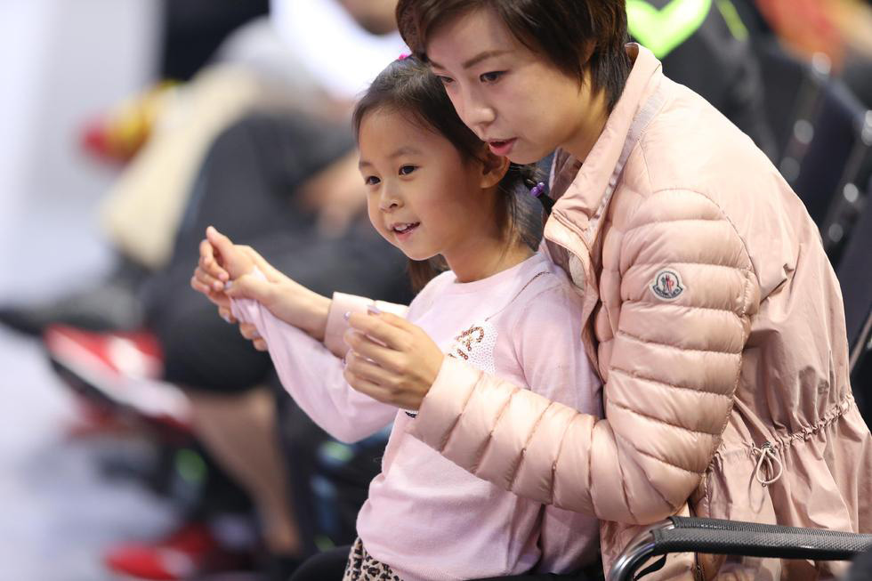 张怡宁与女儿亲密瞬间.