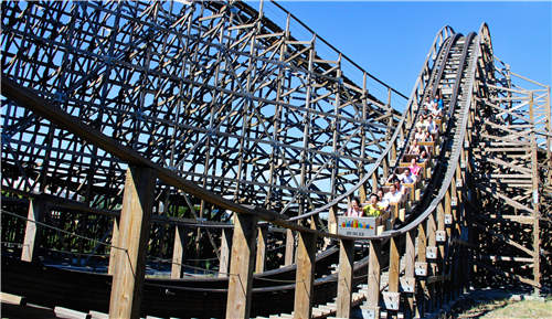 全家齐出动 五一小长假到上海欢乐谷"各得所爱"