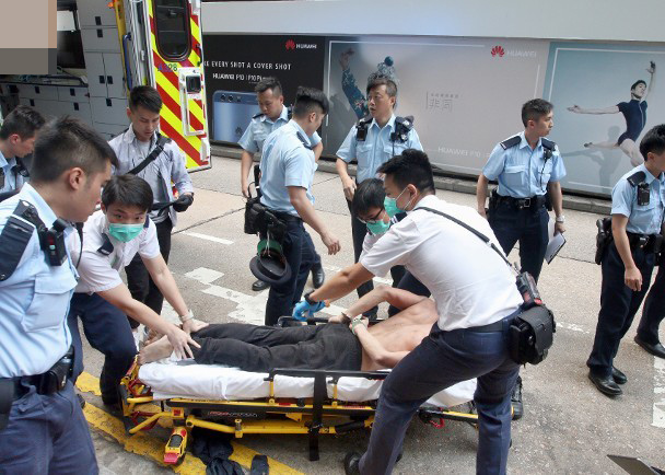 印度男子坐窗边 被警察绑手送入医院