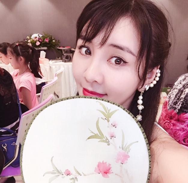 峨眉派美女身体像芳香熏炉 5000米雪山敢露背