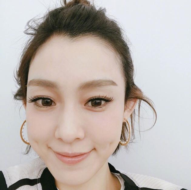 范玮琪晒花样自拍大眼有神 皮肤白皙比耶卖萌