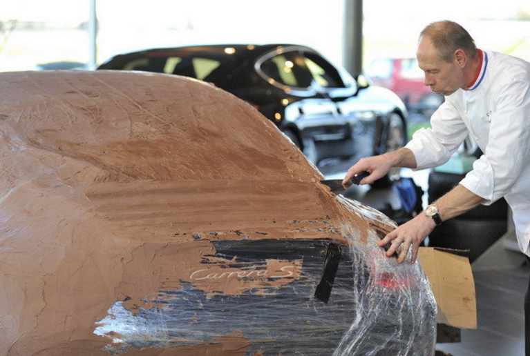 老板为跑车涂上巧克力 吸引众多吃货驻足