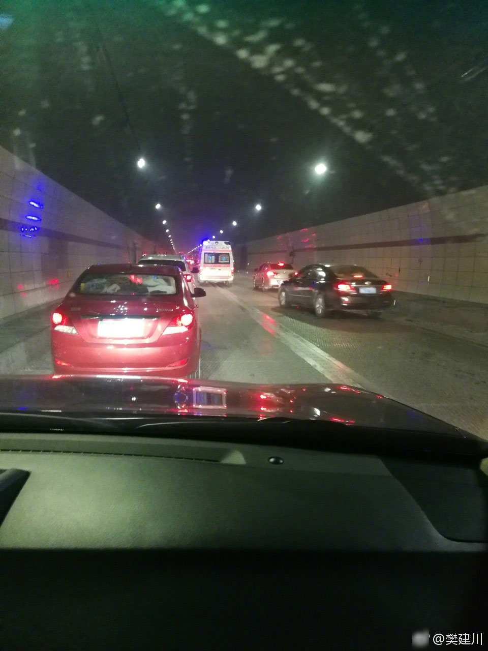 隧道内百余辆车45度让出救援通道