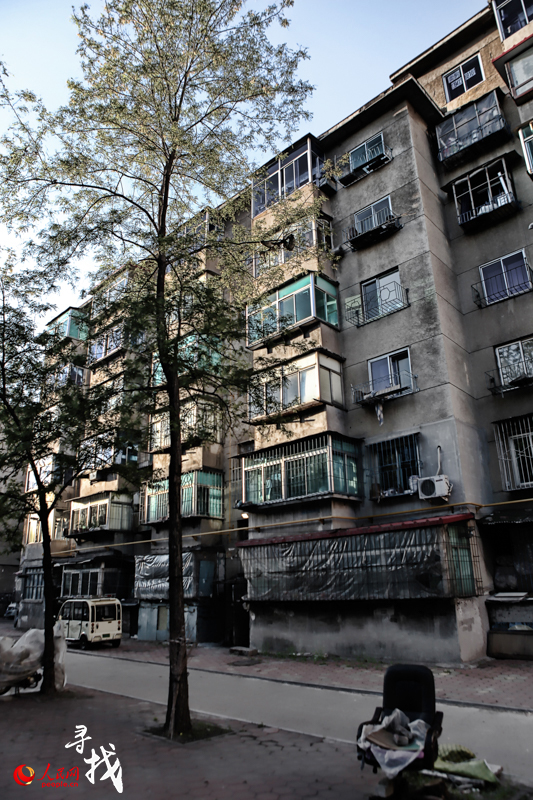 坐落在抚顺市望花区丹东路附近的老旧居民楼就是王春元和妻子朱春丽住