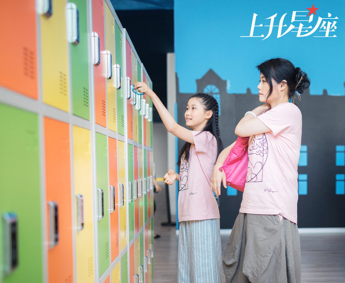 何静的爱女何彦霖今年刚刚12岁,小名叫juojuo,是个恬静可爱的小美女.