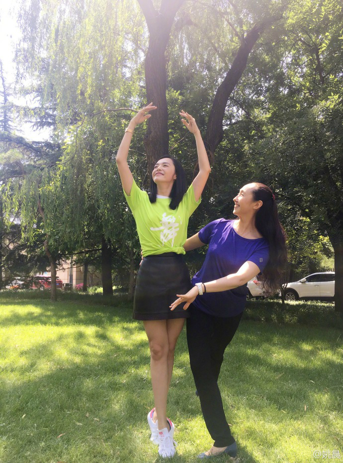 姚晨晒北舞同学合照 满屏大长腿养眼