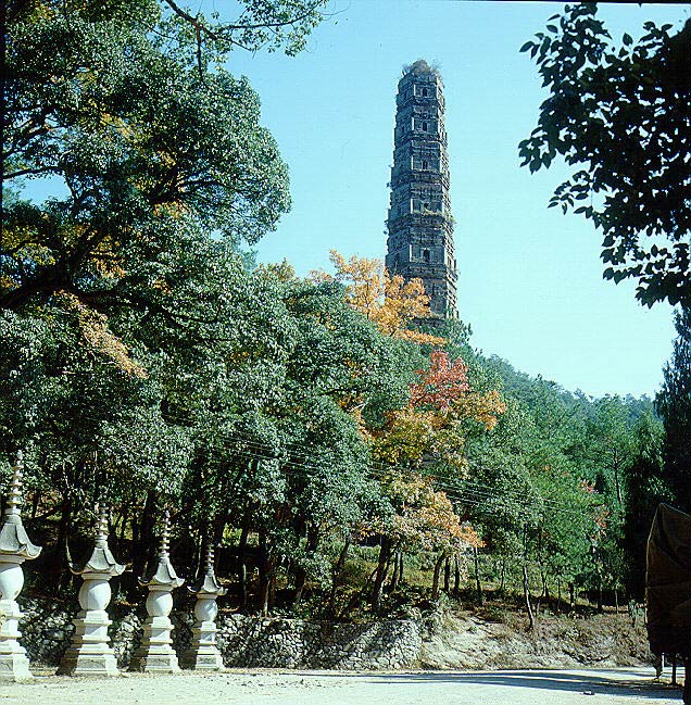 浙江天台山国清寺隋塔,建于公元598年,塔身黄褐色,高59.