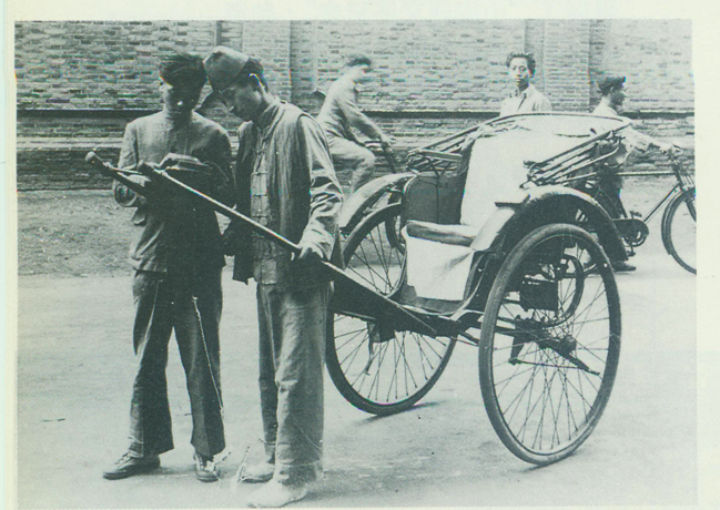 图四:难民教育学校的学生在街头向人力车夫传播文化知识,宣传抗日道理