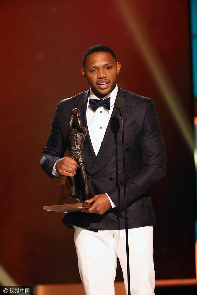 威少当选年度mvp 登台领奖难掩笑容