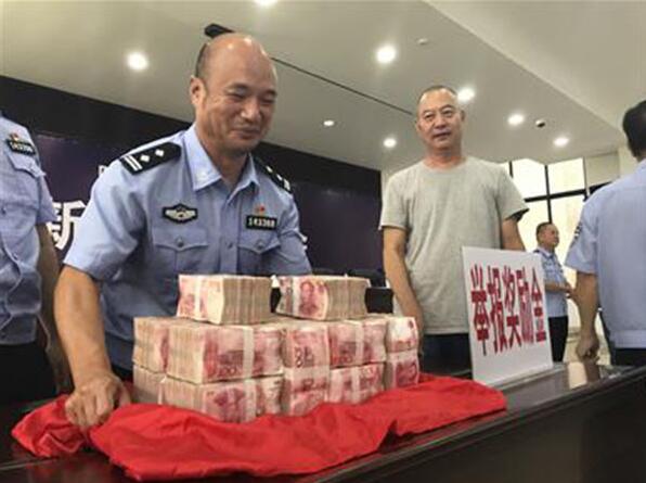 24"特大走私,贩卖,制造毒品案1号逃犯郑森有功的群众,佩戴摩托头盔