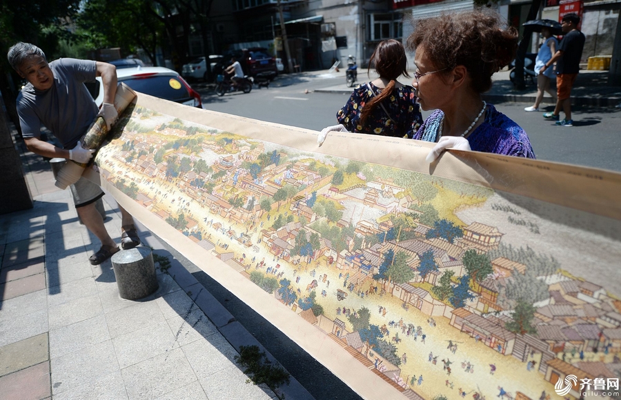 济南退休老人5年绣出22米长清明上河图