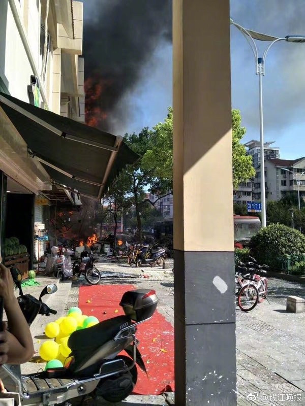 杭州一餐馆煤气瓶爆炸 附近的公交车玻璃震碎