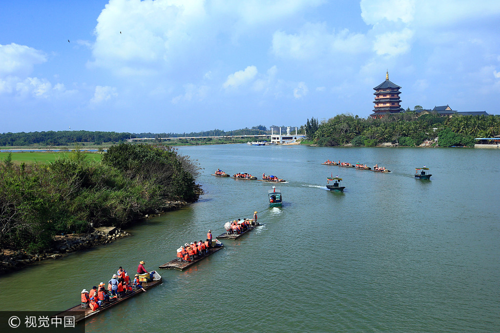 万泉河漂流既有惊险时穿急流,越险滩的激情澎湃,又有平缓时观峡谷,赏
