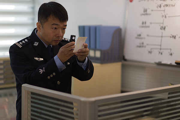 疯子警察张喆跳下五楼追逃袒胸露背擒持枪毒贩