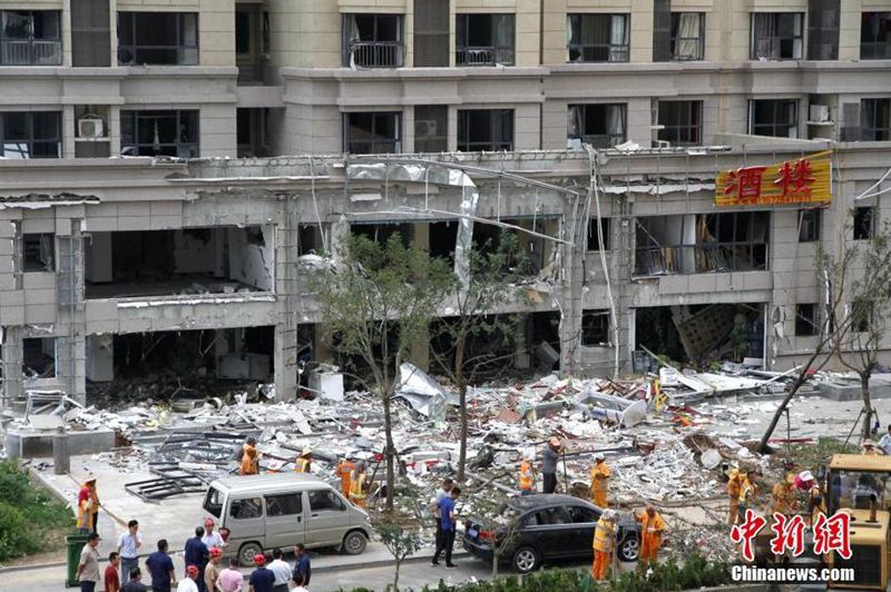 济南一小区突发爆炸 建筑仅剩框架