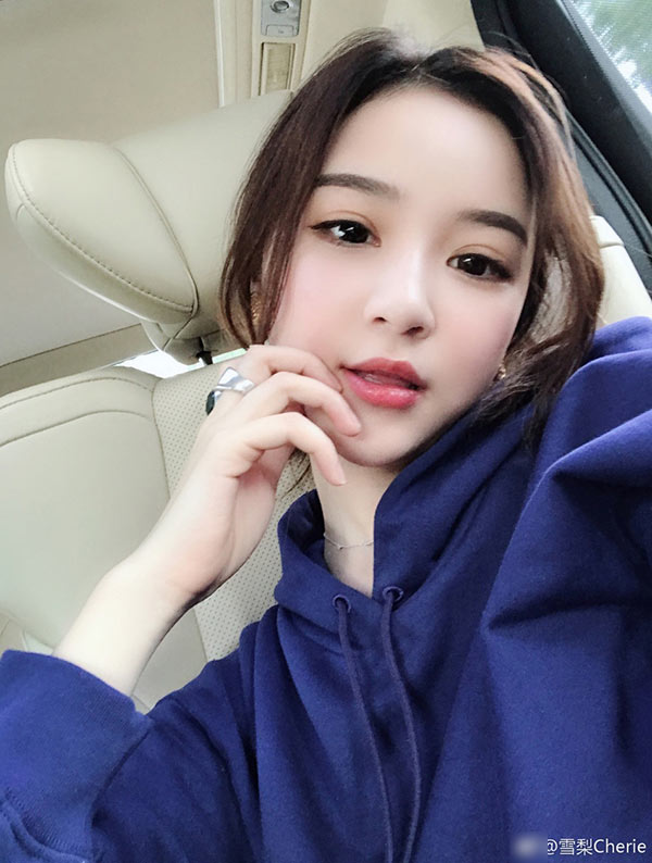 王思聪前女友雪梨订婚后首晒自拍 长腿吸睛