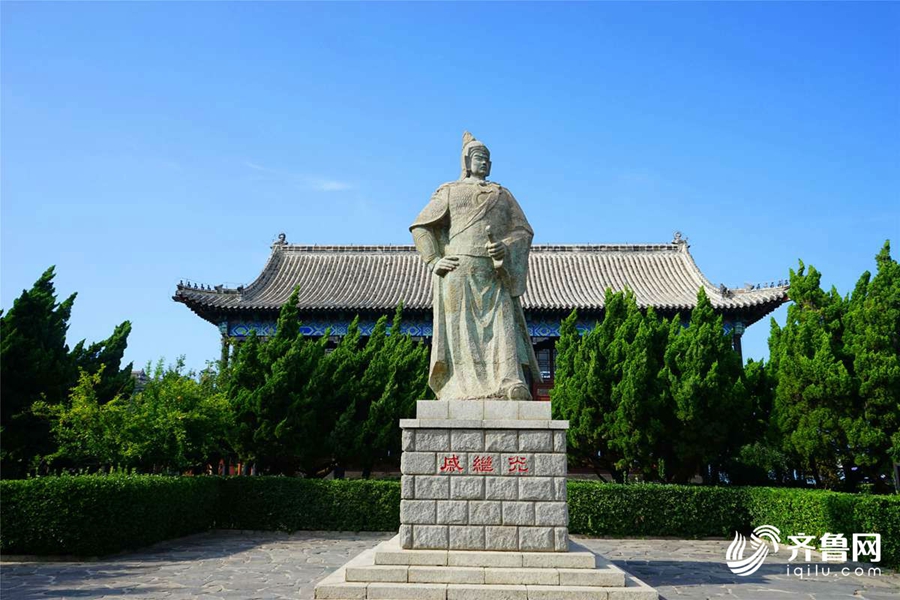 抗倭英雄戚继光塑像.