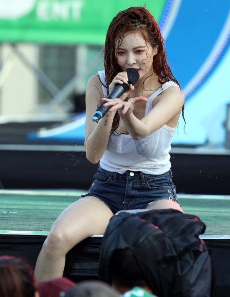 她穿背心热舞 被观众喷水全身湿透