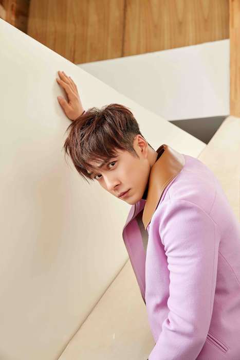 韩东君登杂志封面 初秋穿搭彰显率性暖男面