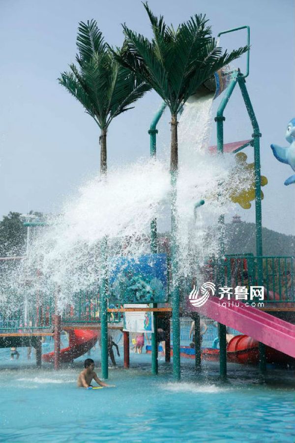 济南高温天气水上公园爆满 小朋友水中嬉戏展现"天然萌"