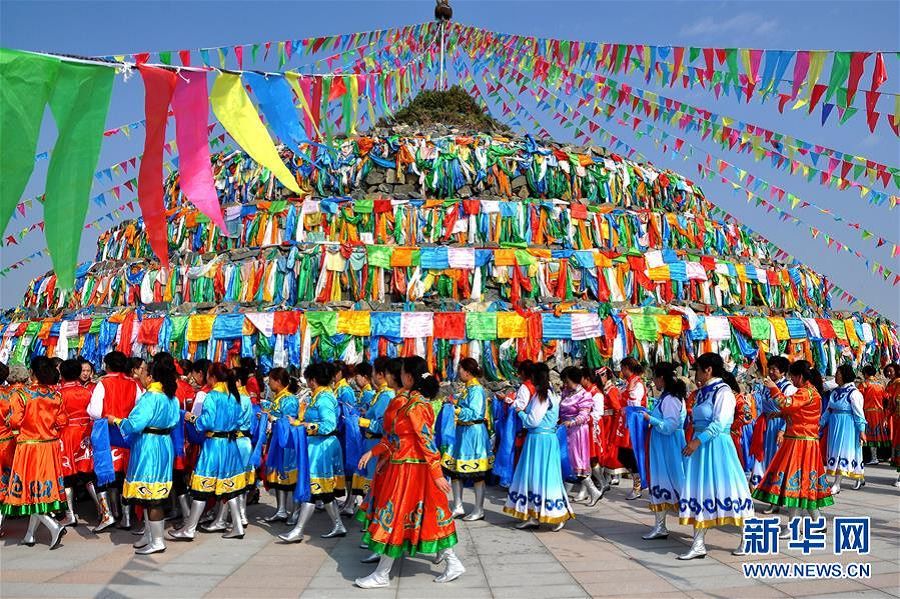 内蒙古民众祭敖包