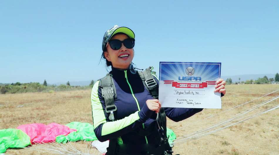 刘晓庆获得跳伞证书.