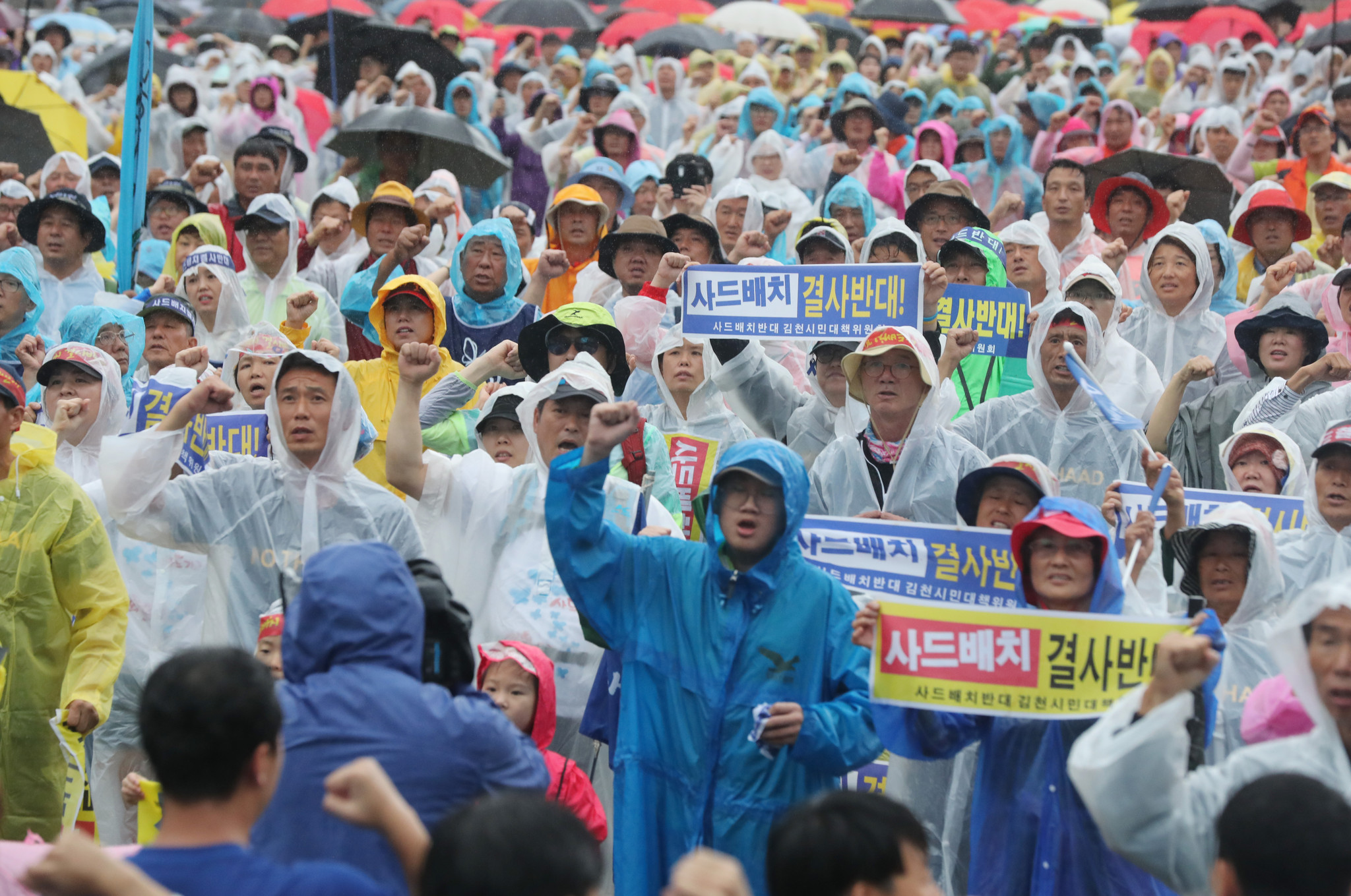 韩民众在美使馆前抗议游行现场