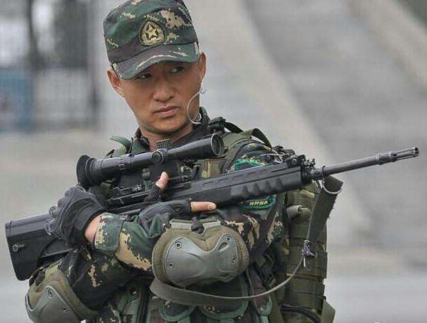 吴京慰问武警即将退伍老兵 身形健硕