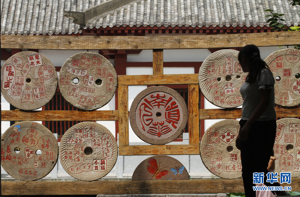 安徽蒙城:旧石磨上种成语 传统文化散发魅力