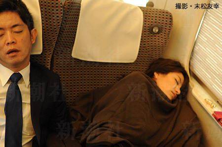 女星被曝恋上人夫 疑车内亲热遭红外线偷拍