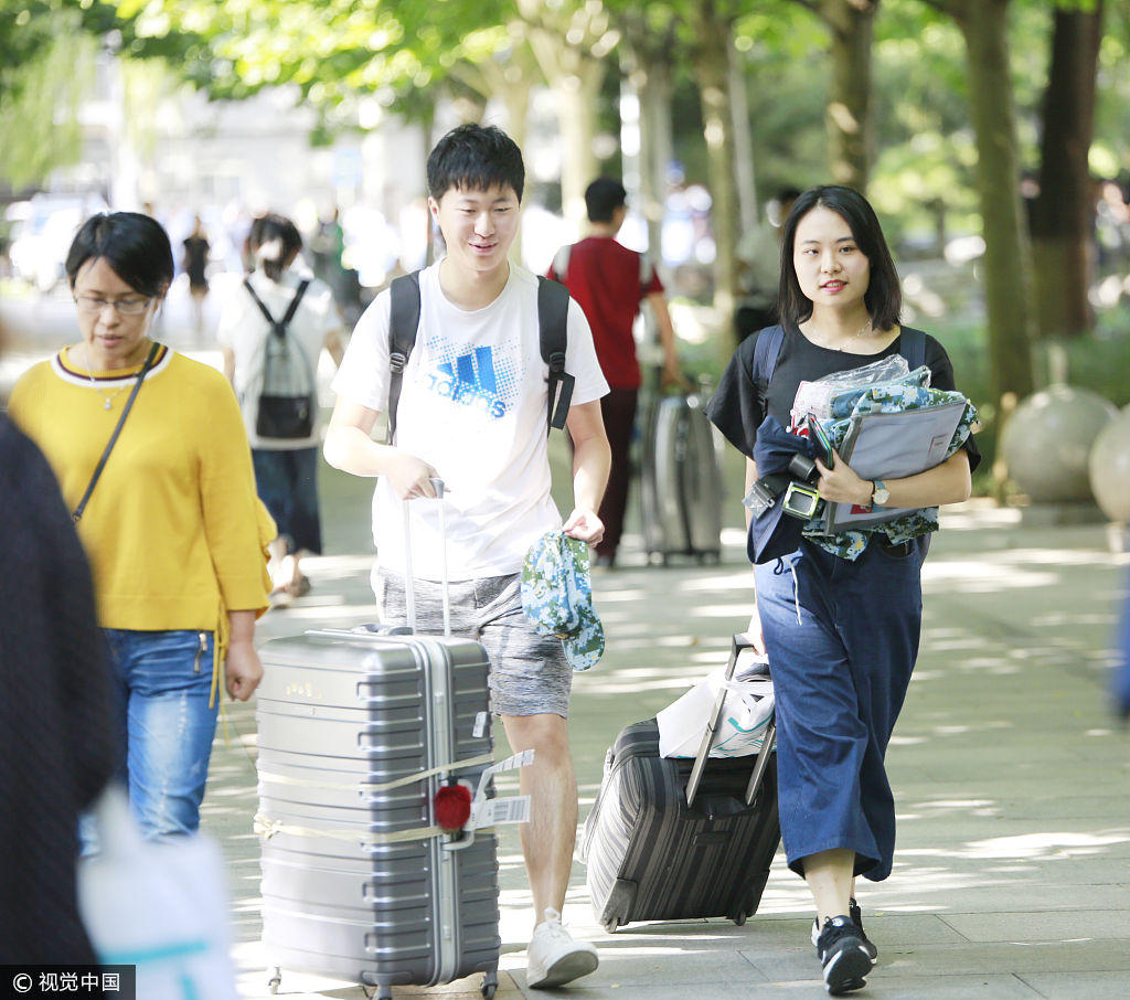 2017年8月29日,北京,中國傳媒大學新生報到,帥哥美女如雲.