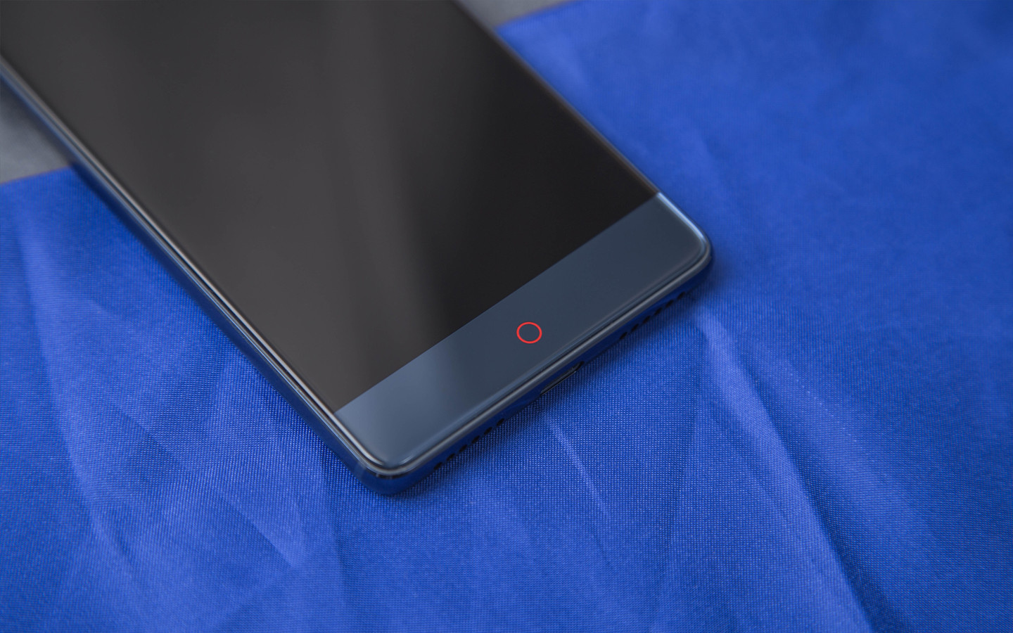 努比亚z17尊享版采用全新一代无边框屏幕技术,搭载骁龙835顶级移动