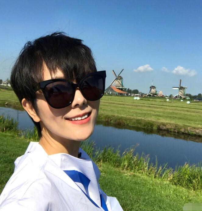 汪涵娇妻杨乐乐晒美照 皮肤白皙知性优雅