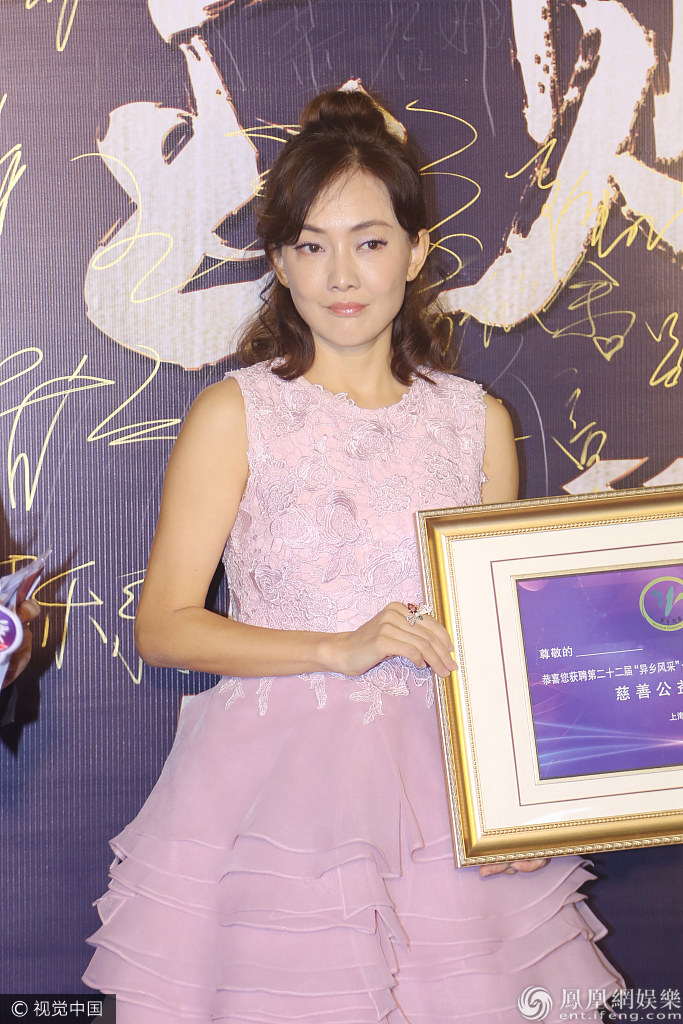 45岁牛莉穿少女裙现身 身材纤细气色好