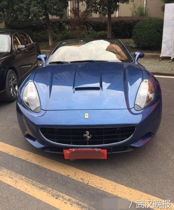 武汉一高校迎新出动千万豪车 称让学生"拆着玩"