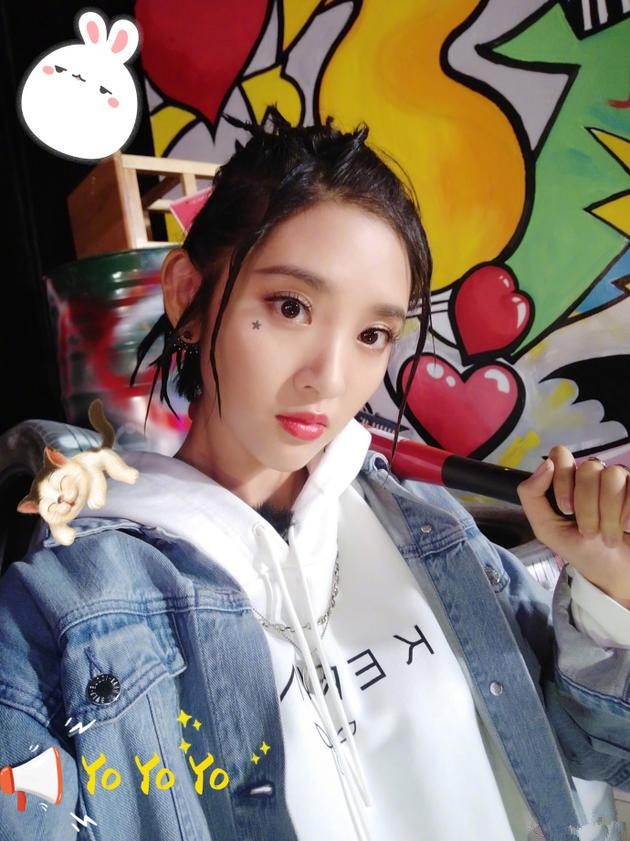 唐艺昕凤凰网娱乐讯 9月21日晚,唐艺昕通过微博晒美照,并称:"镜头前