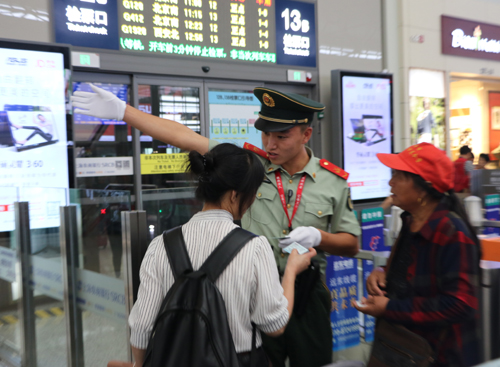 武警上海總隊三支隊守護虹橋火車站的橄欖綠