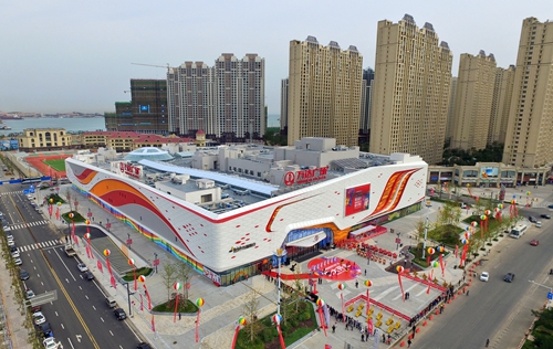 海上繁花盛开 青岛首家花园式购物中心亮相 海浪拍打着维多利亚湾海岸