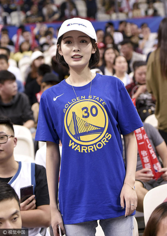 10月7日,2017nba中国赛上海站,两队举办球迷活动,美女球迷场边等待.