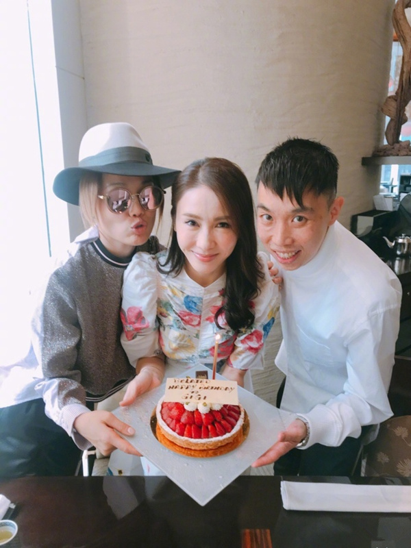 个人主页晒出与好友容祖儿等人的合影,并温馨留言"多谢祖儿记得我生日