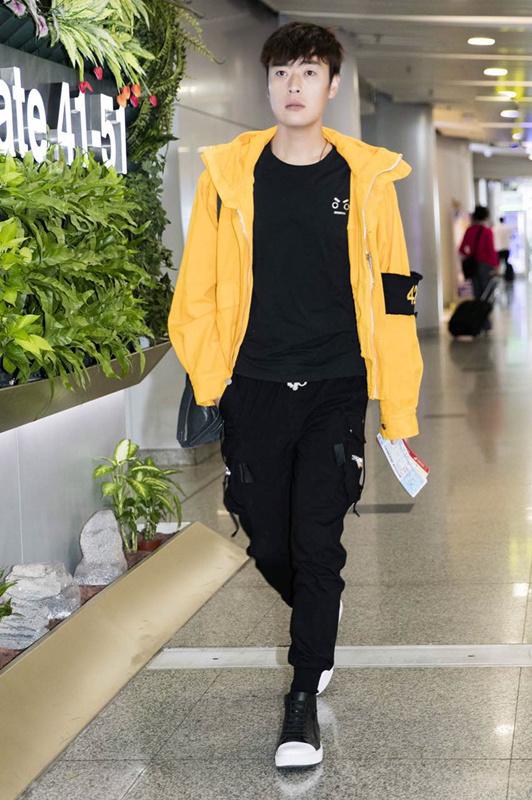 张桐一身潮装现身机场 黄色外套亮眼帅气_娱乐频道_凤凰网